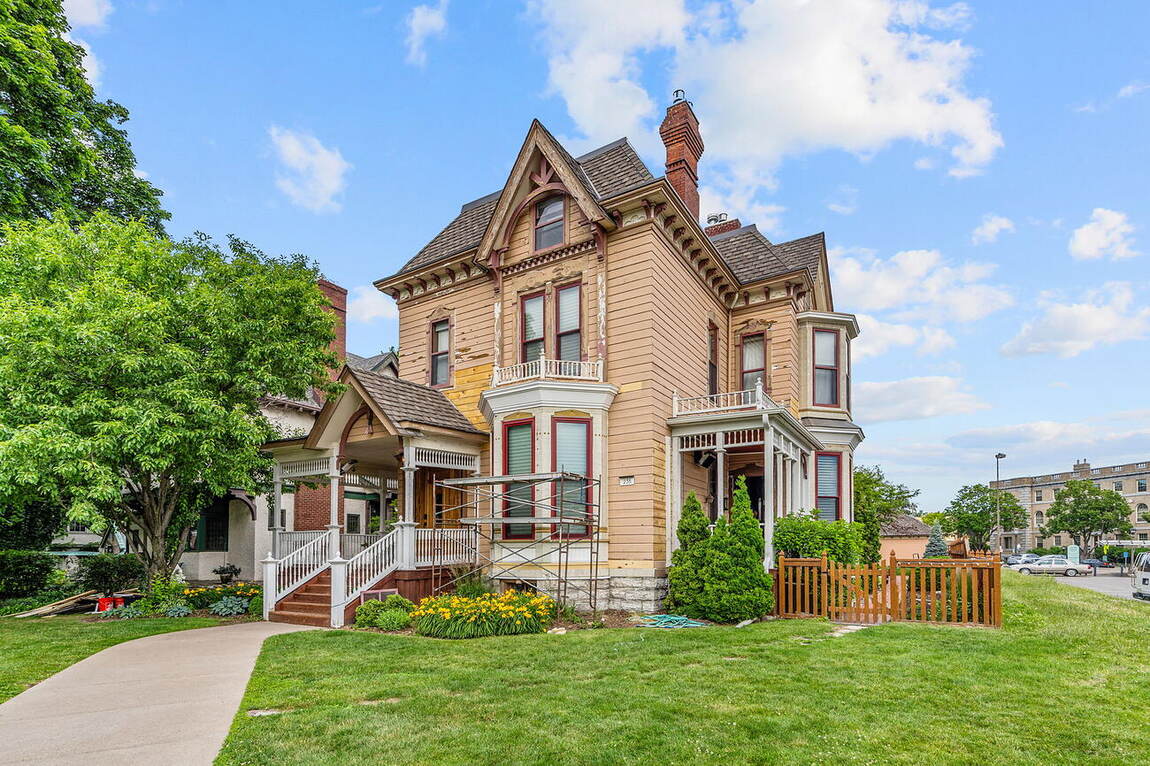 235 Summit Avenue before repainting